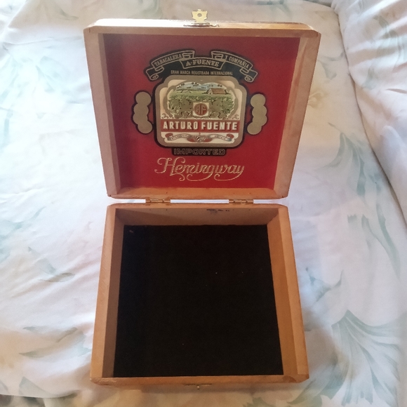 Arturo Fuente “Hemingway” Signature wooden Cigar Box Dominican Republic - Picture 8 of 8